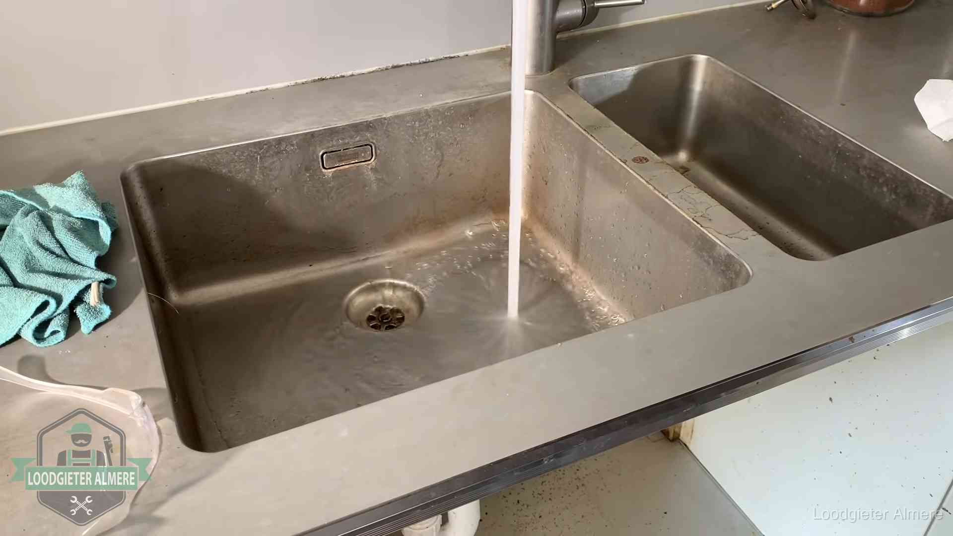 Doorstroomtest van de afvoer bij een gootsteen in Almere