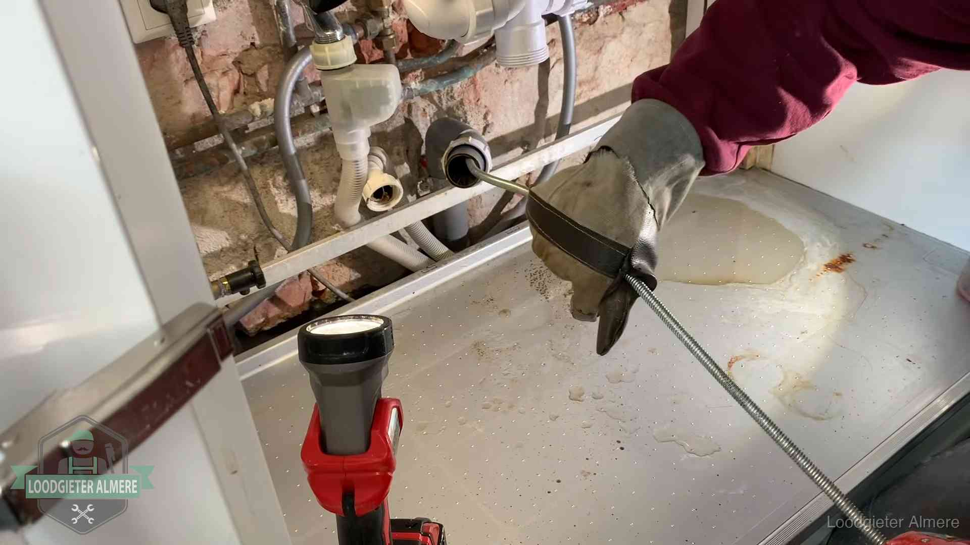 Ontstoppingsveer wordt preventief door een afvoeraansluiting gehaald in Almere