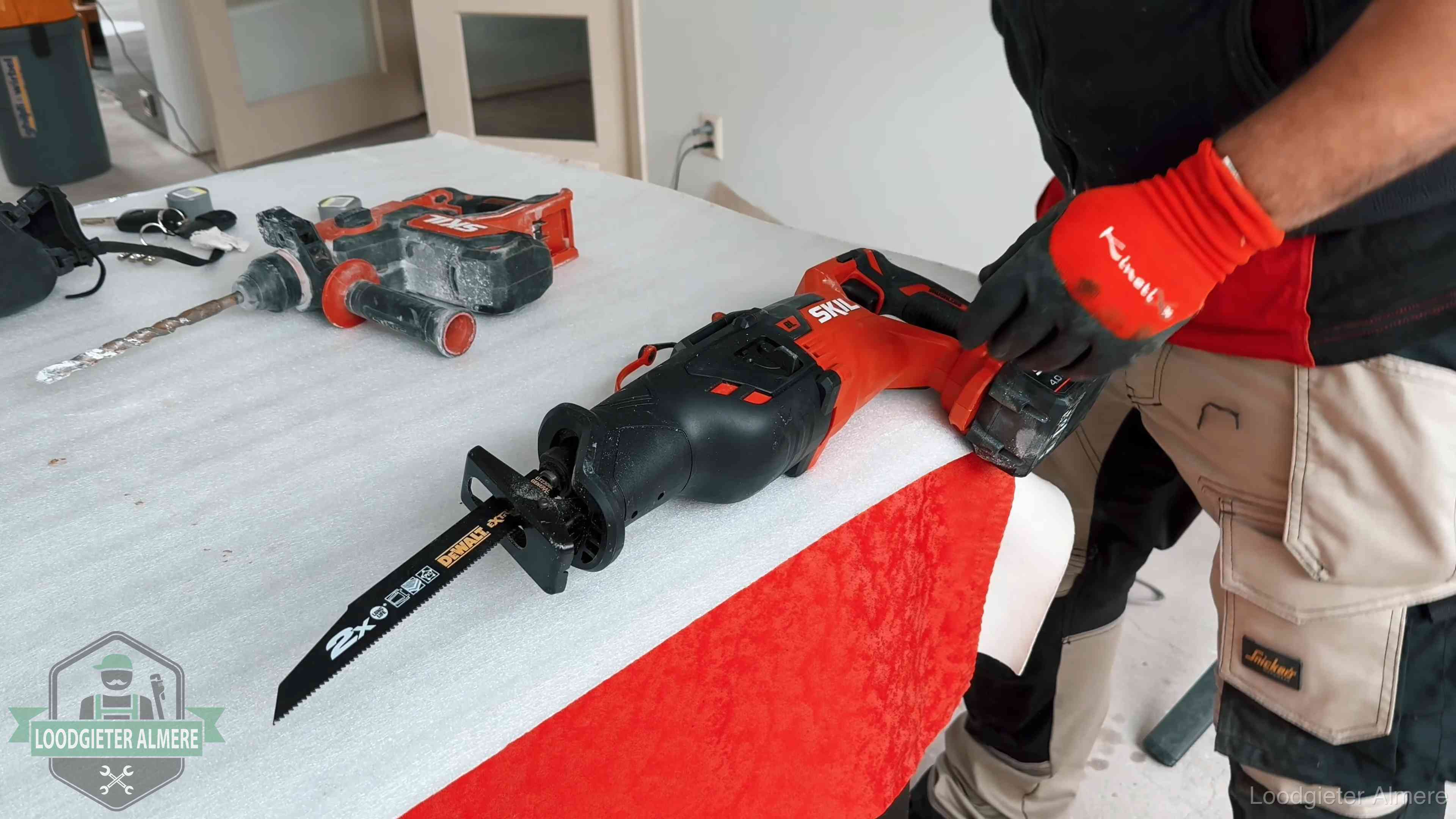 Professioneel gereedschap klaargelegd voor een klus in Almere
