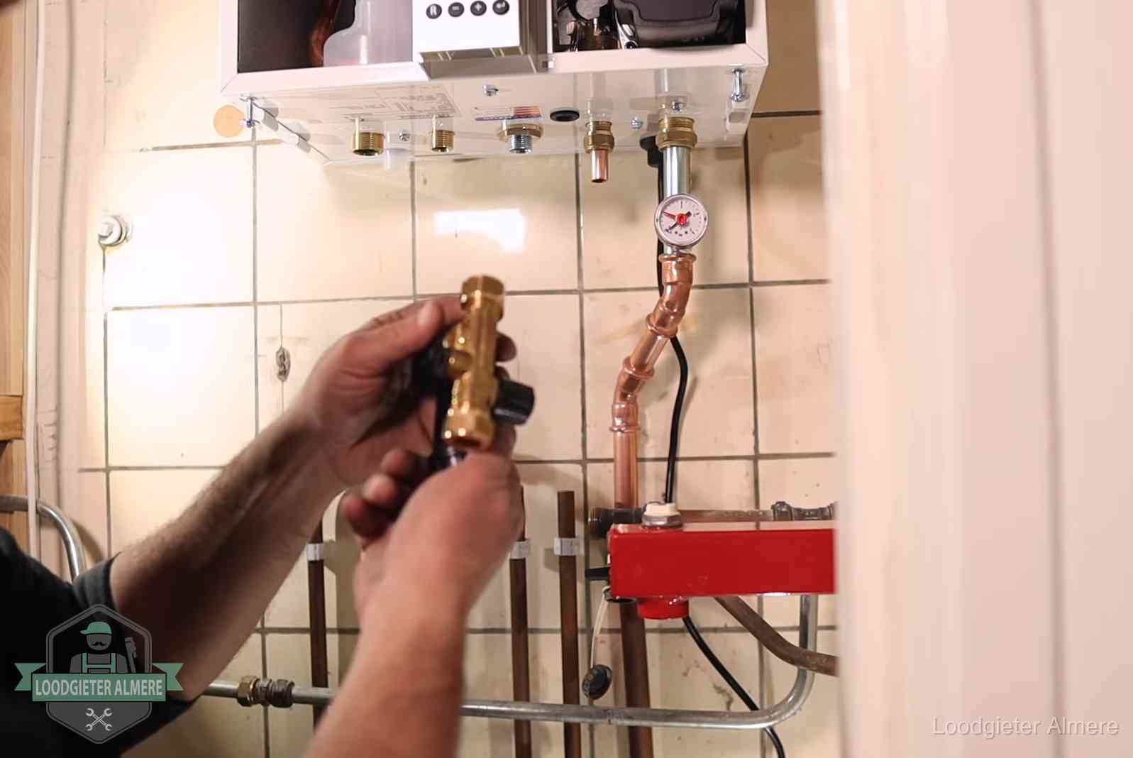 Zelf cv-druk bijvullen in Almere Vulkraan en manometer onder een cv-ketel voor het bijvullen van de waterdruk in Almere