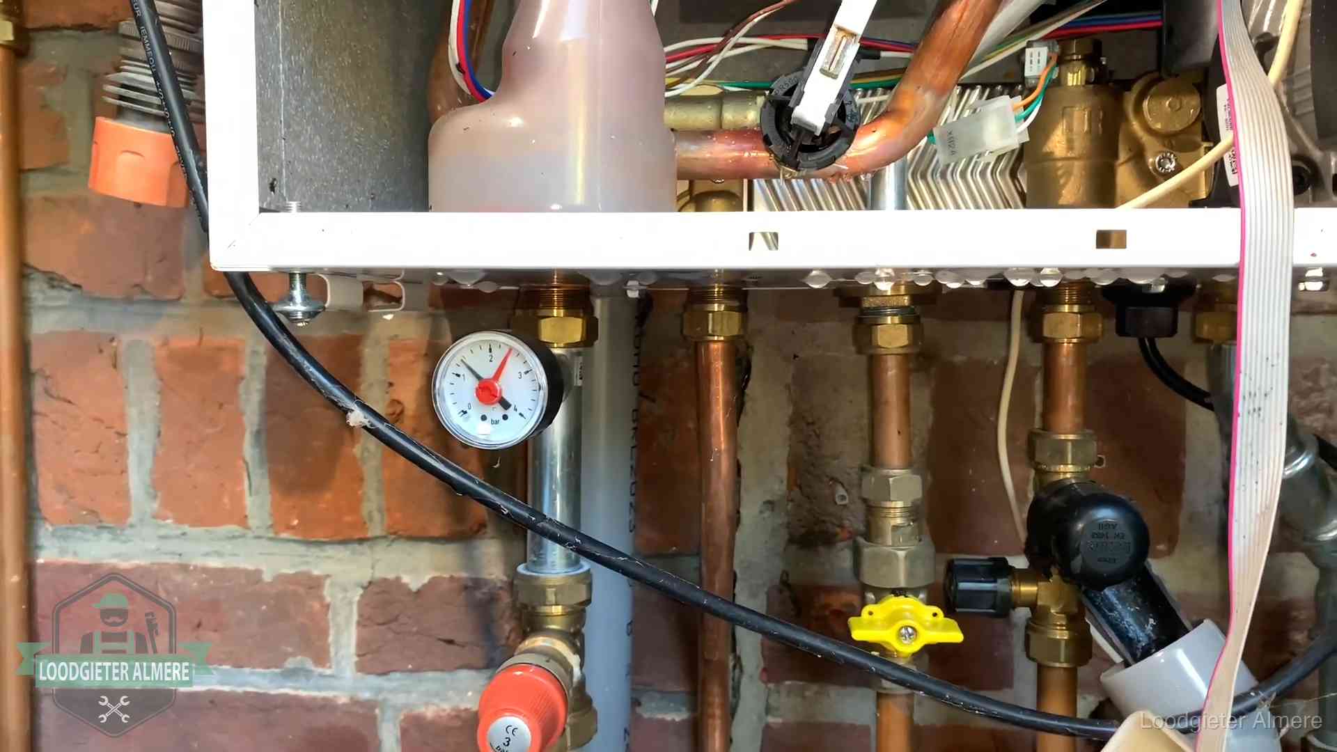 Manometer en aansluitleidingen onder een cv-ketel in Almere bij controle op drukverlies