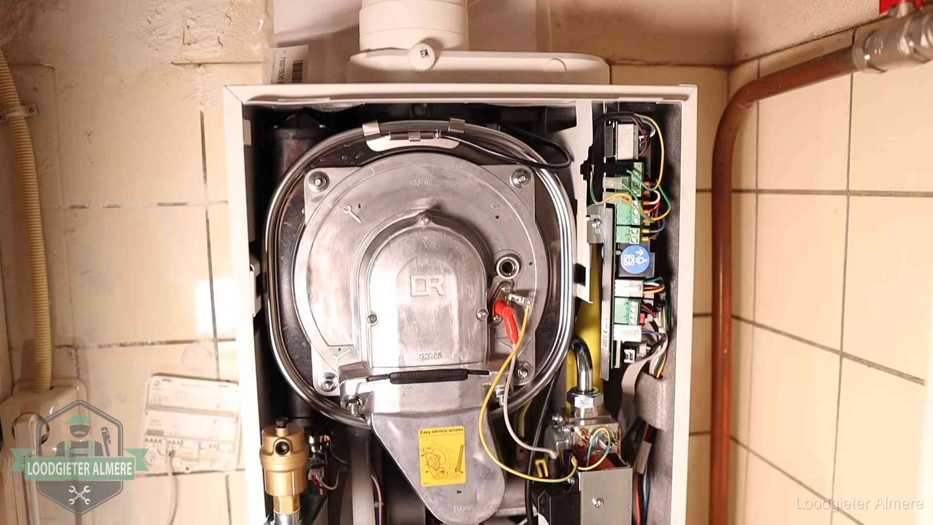 Hoe vaak cv-onderhoud in Almere Geopende cv-ketel met warmtewisselaar tijdens periodiek onderhoud in Almere