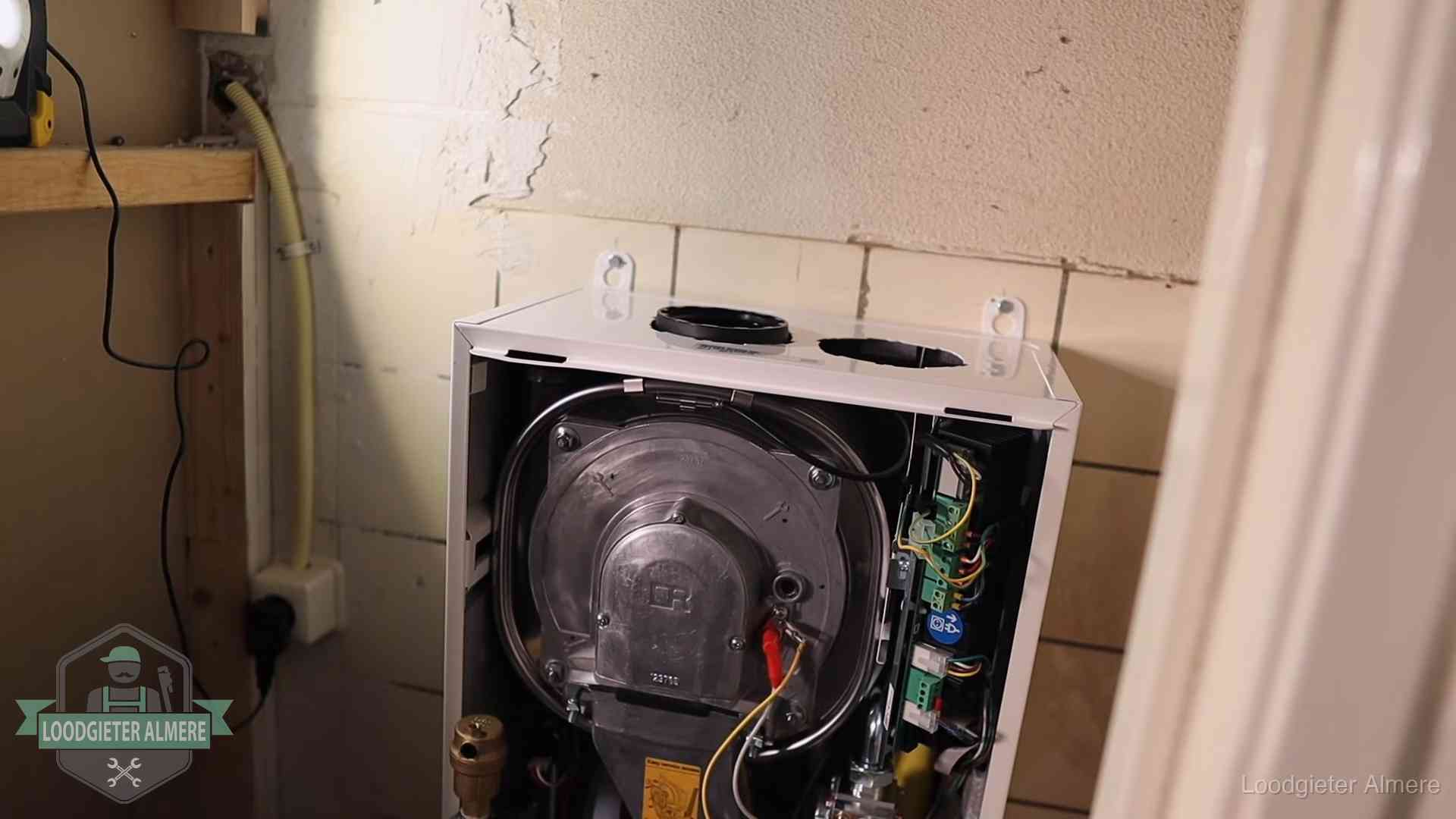 Onderhoudsbeurt cv-ketel in Almere Geopende cv-ketel tijdens een onderhoudsbeurt in Almere, met brander en warmtewisselaar zichtbaar