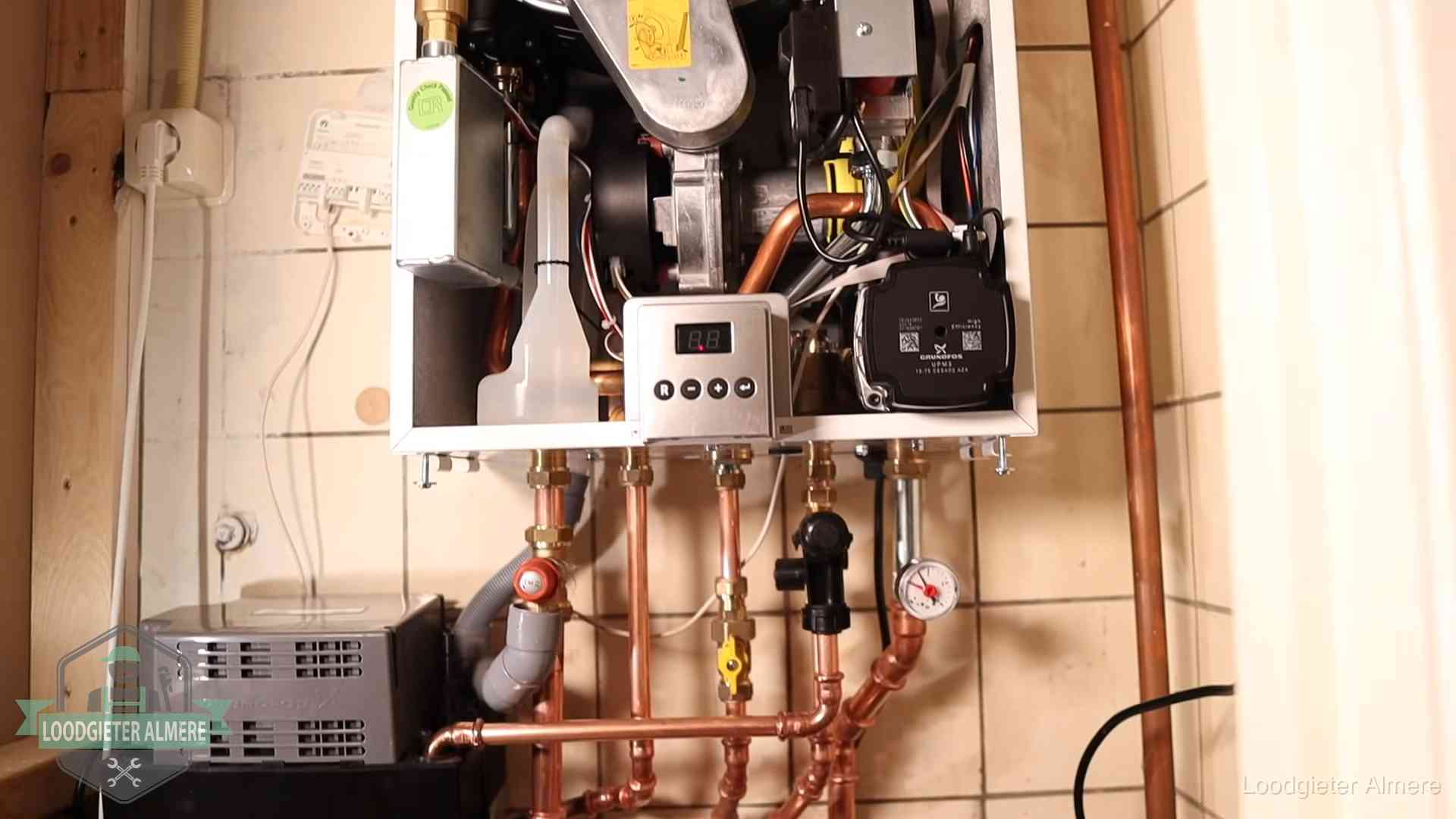 Zuiniger stoken na cv-onderhoud in Almere Geopende cv-ketel met brander en cv-pomp tijdens een onderhoudsbeurt in Almere