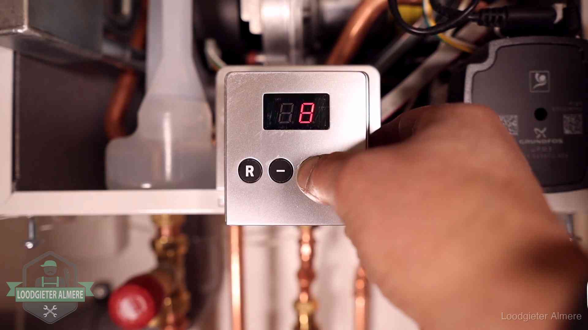 Cv-storing uitlezen in Almere Monteur bedient het display van een cv-ketel bij een storing in Almere