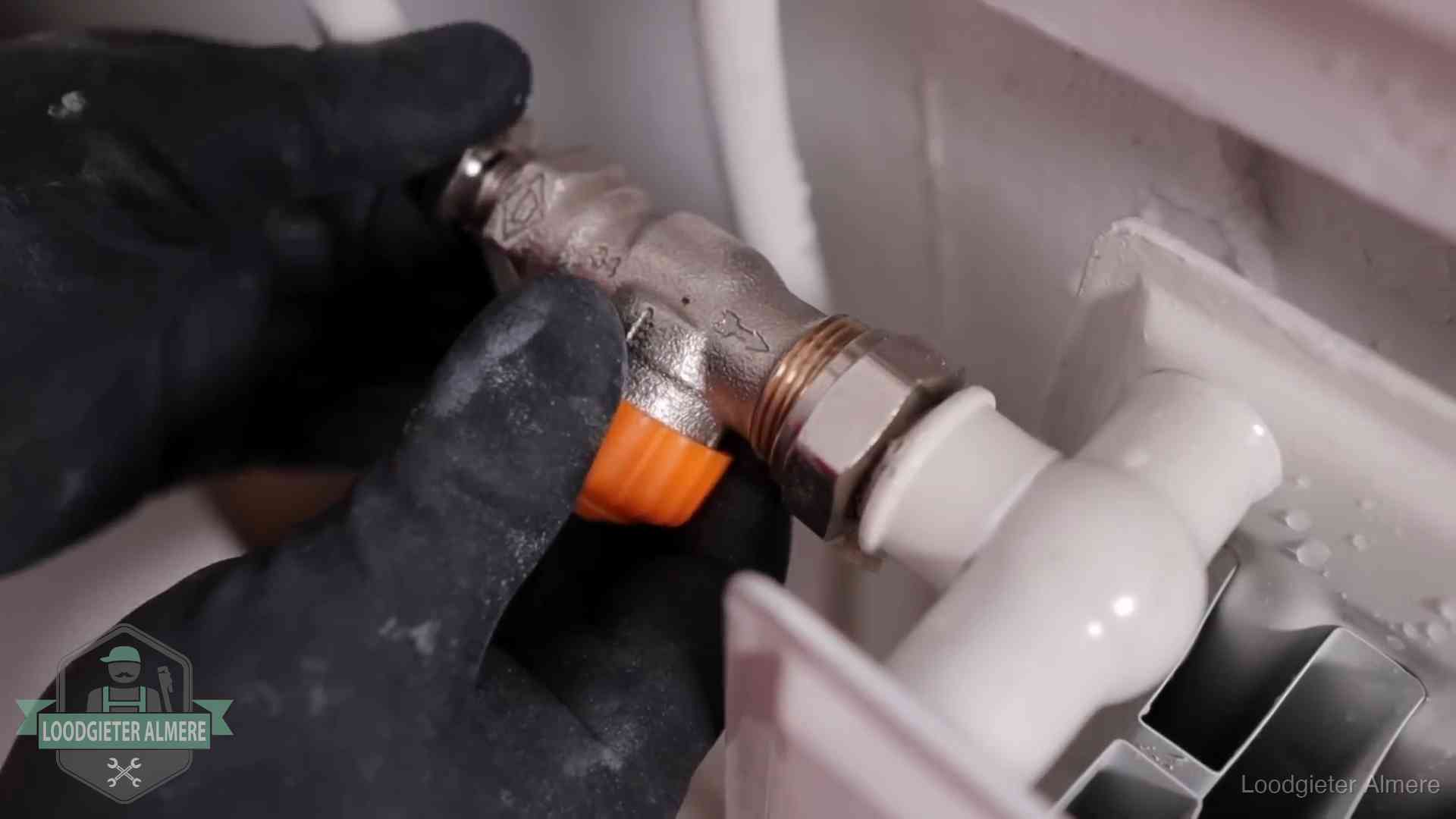 Je cv winterklaar maken in Almere Thermostaatkraan wordt gemonteerd op een radiator in Almere voor het stookseizoen