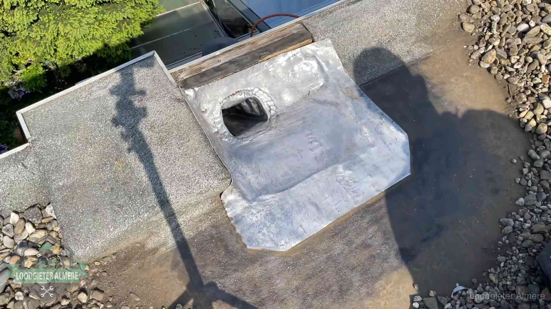 Noodafdichting bij daklekkage in Almere Vers afgedichte dakdoorvoer met lood en zink op een plat dak in Almere