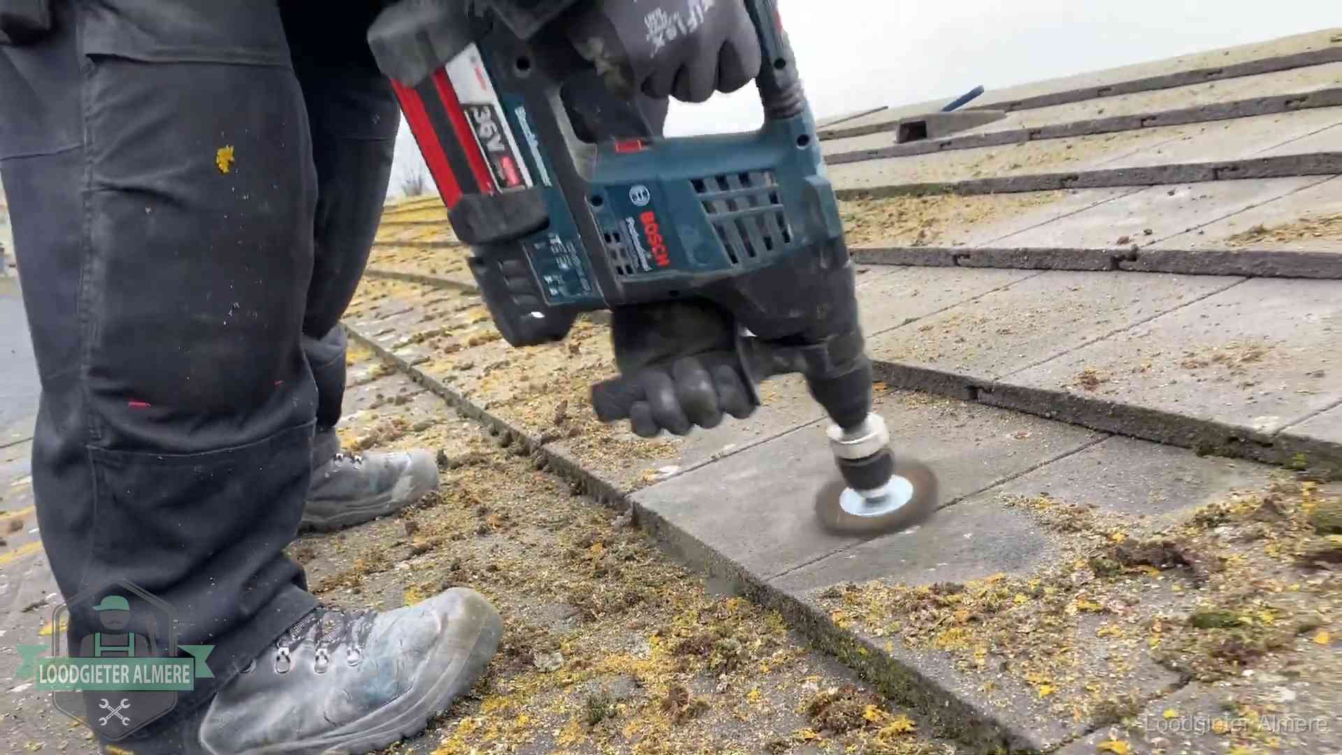 Dakonderhoud en preventie in Almere Betonnen dakpannen worden machinaal gereinigd tijdens dakonderhoud in Almere