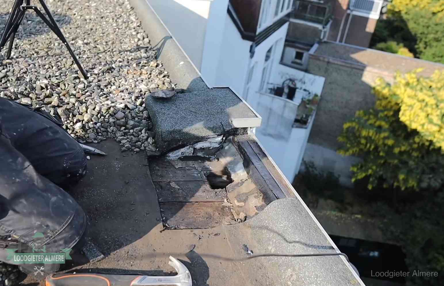 Gevolgen van een daklekkage in Almere Opengelegde dakrand met verrot dakbeschot door een langdurige daklekkage in Almere
