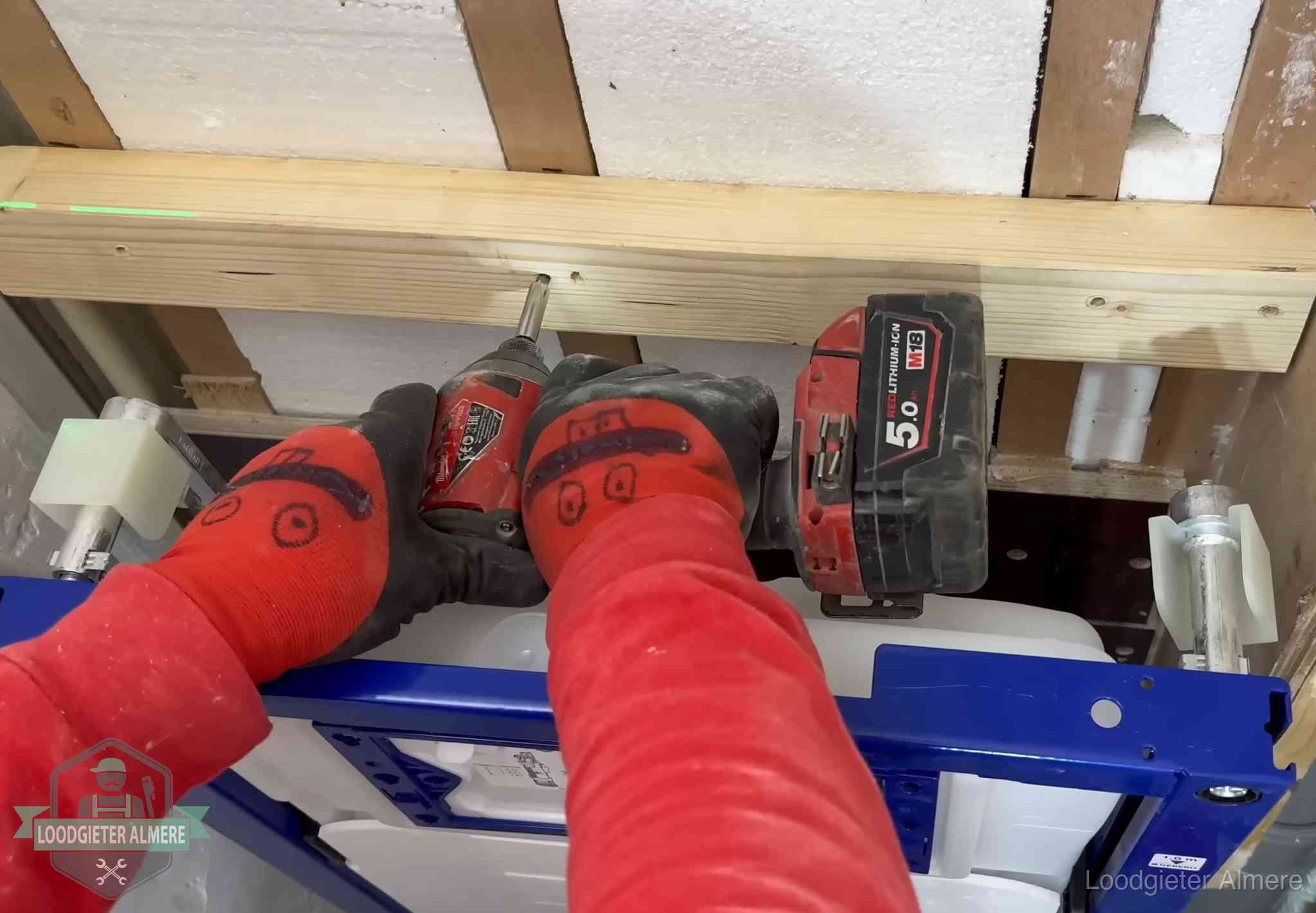 Fout in de wc-installatie opsporen in Almere Monteur bevestigt een inbouwreservoir voor een hangend toilet in Almere