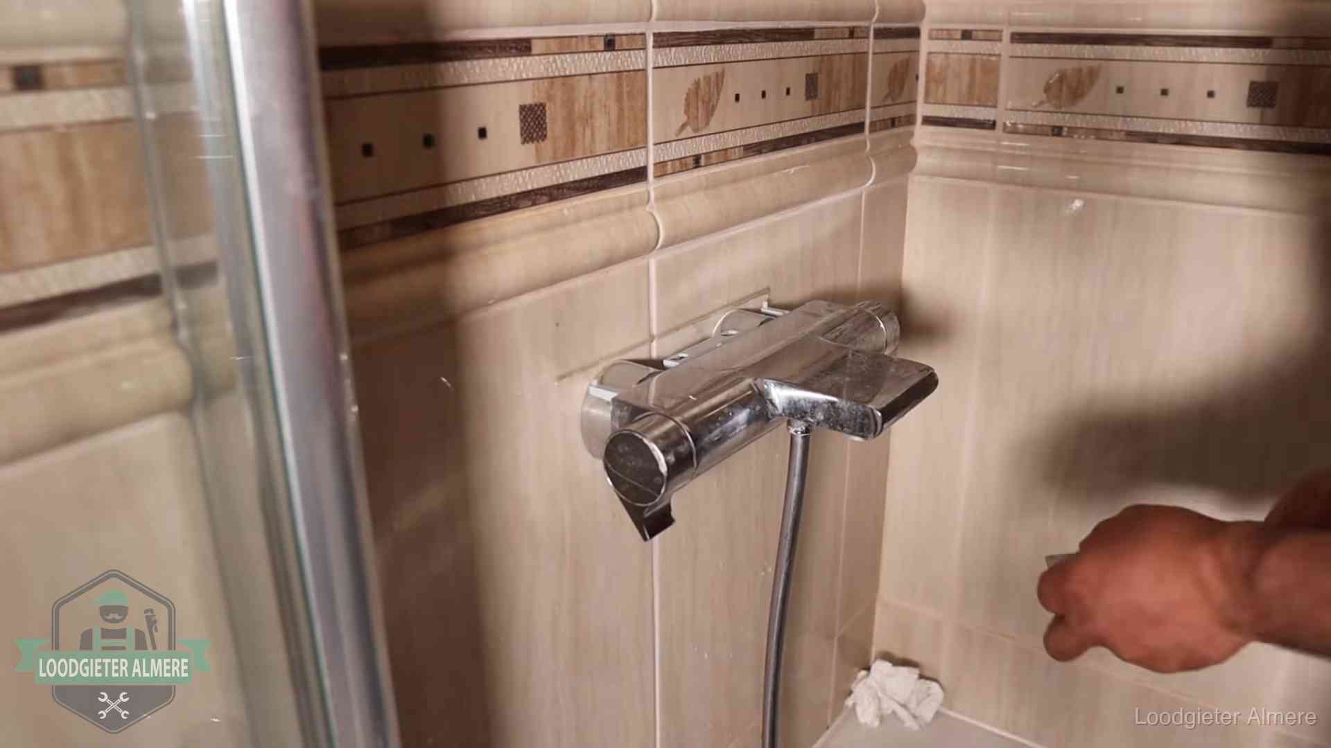 Kalkaanslag en je cv-ketel in Almere Verkalkte douche-mengkraan in Almere, hetzelfde kalk dat zich in de warmtewisselaar afzet