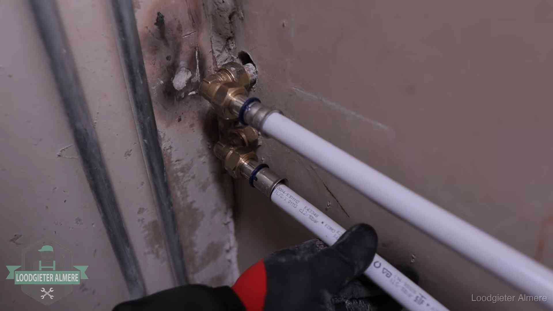 Meerlagenbuizen met keurmerk en rvs persfittingen op muuraansluitingen in Almere