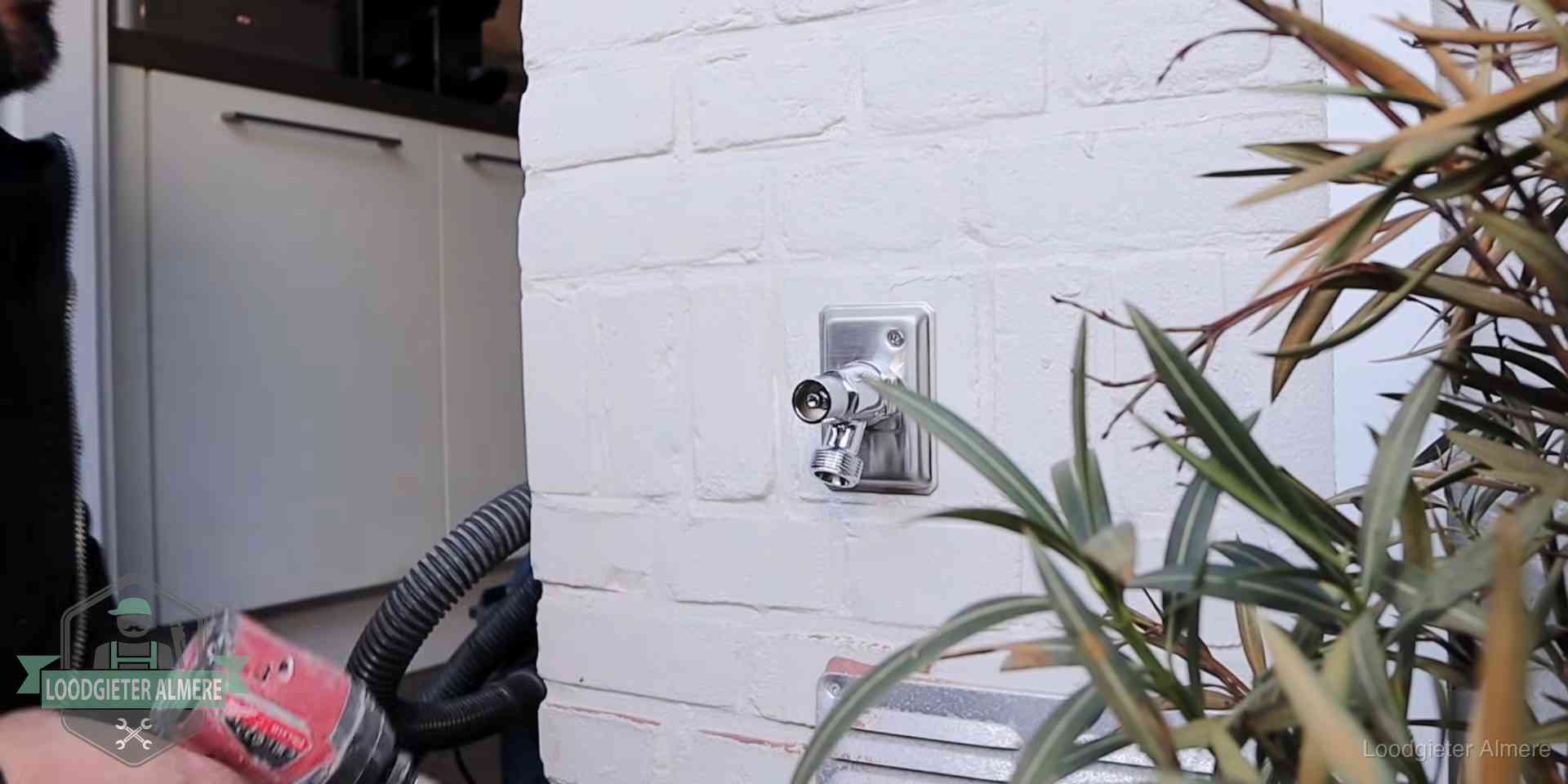 Daklek of leidinglek testen in Almere Chromen kraan op een muurplaat bij een woning in Almere, dichtdraaien is stap een van de lektest