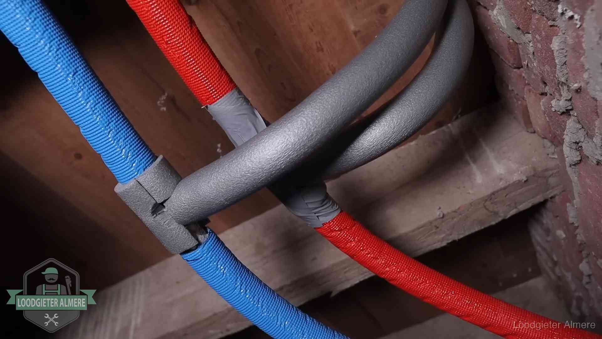Geïsoleerde waterleidingen langs houten balken tegen bevriezing in Almere