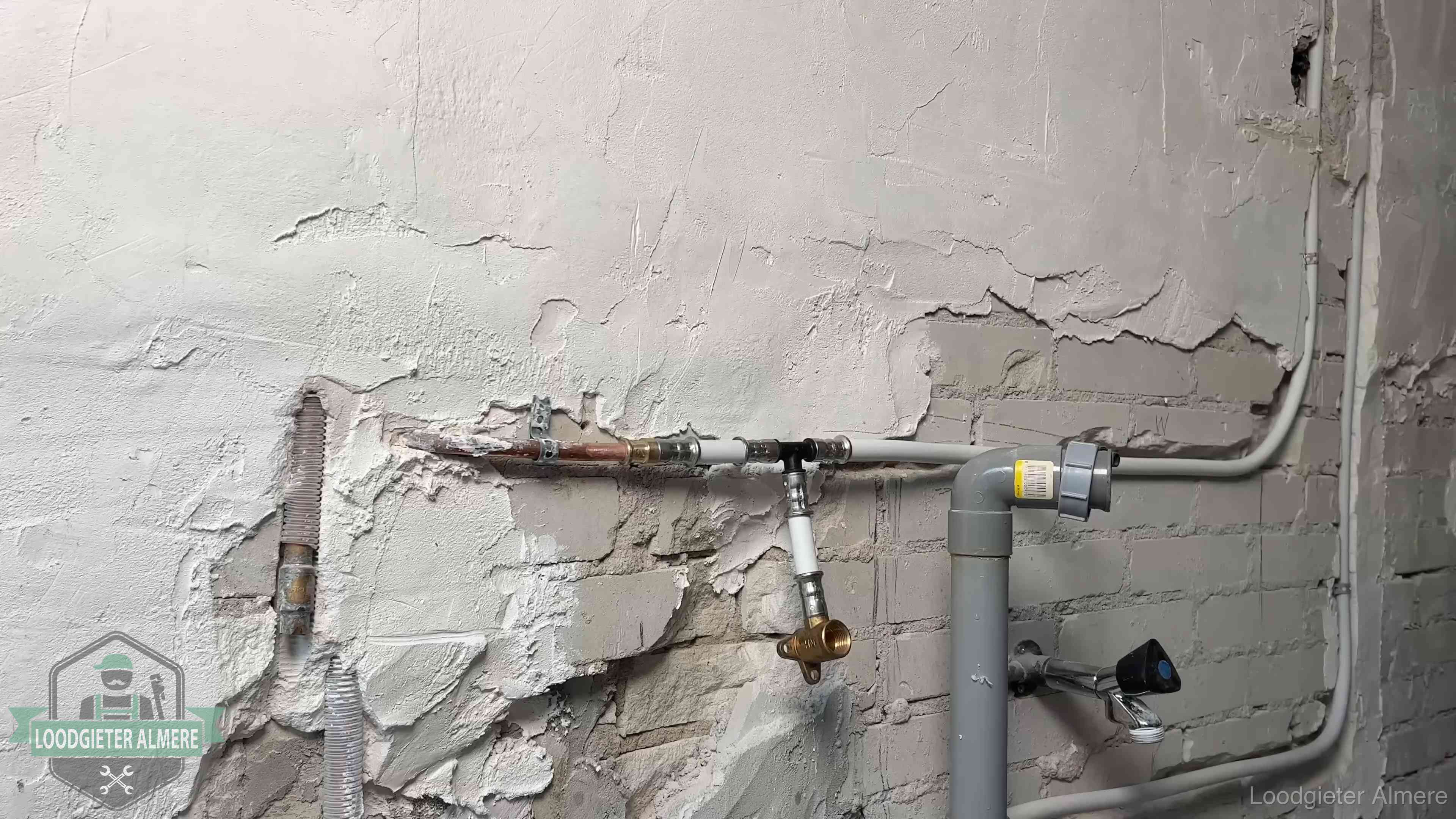 Nieuw leidingwerk naast een oud verroest leidingrestant in een woning in Almere