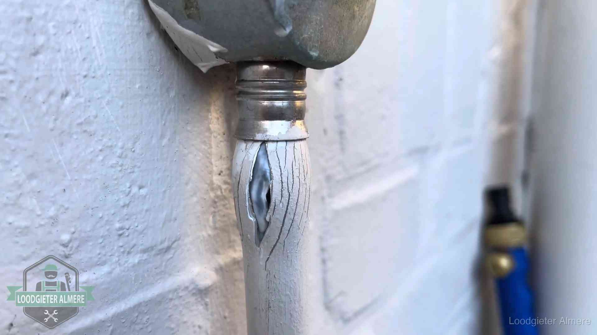 Oude waterleiding in Almere waar de verf openscheurt, een stille aanwijzing voor een beginnend lek