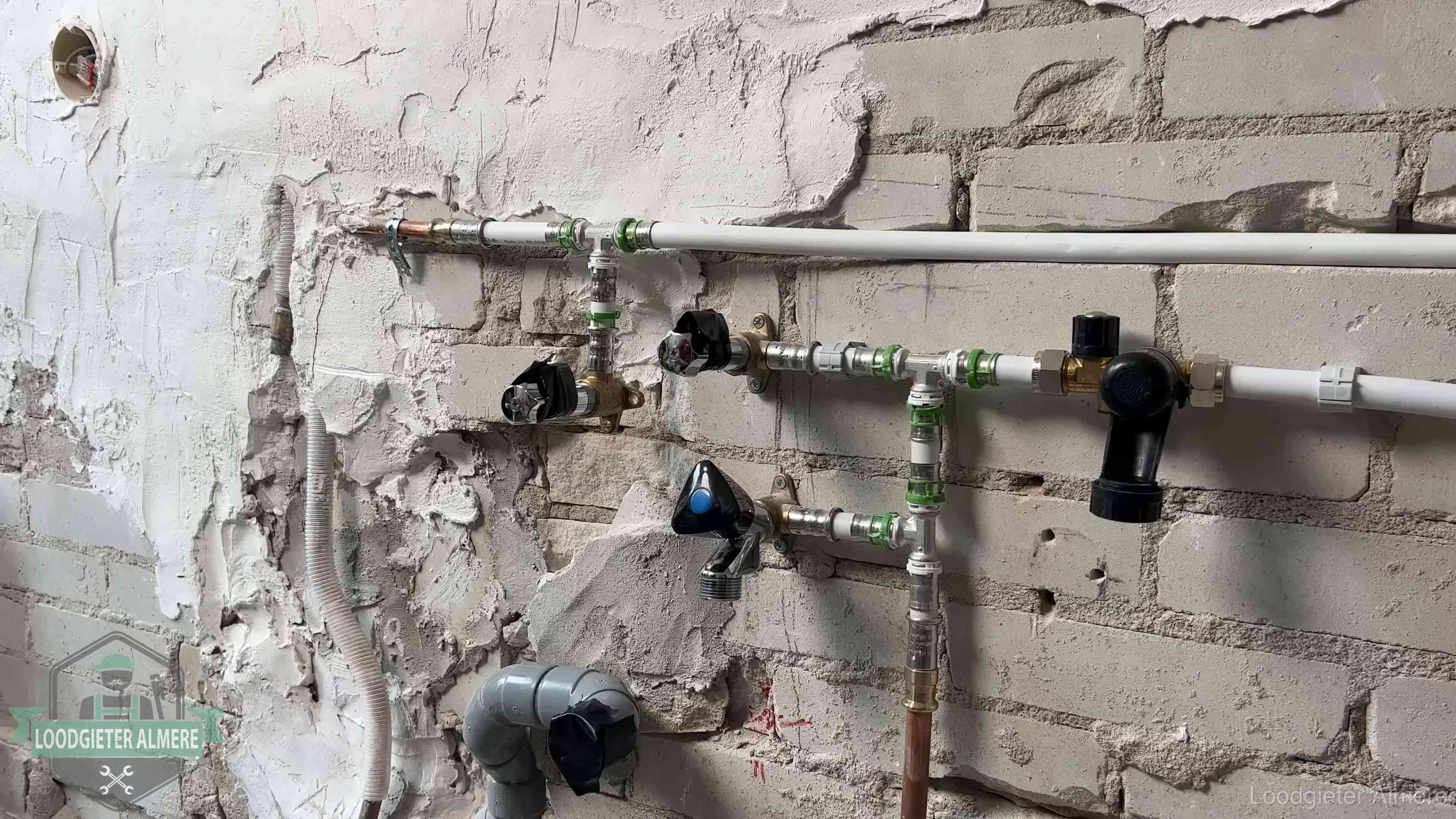 Nieuw aangelegd leidingwerk met persfittingen tijdens een verbouwing in Almere