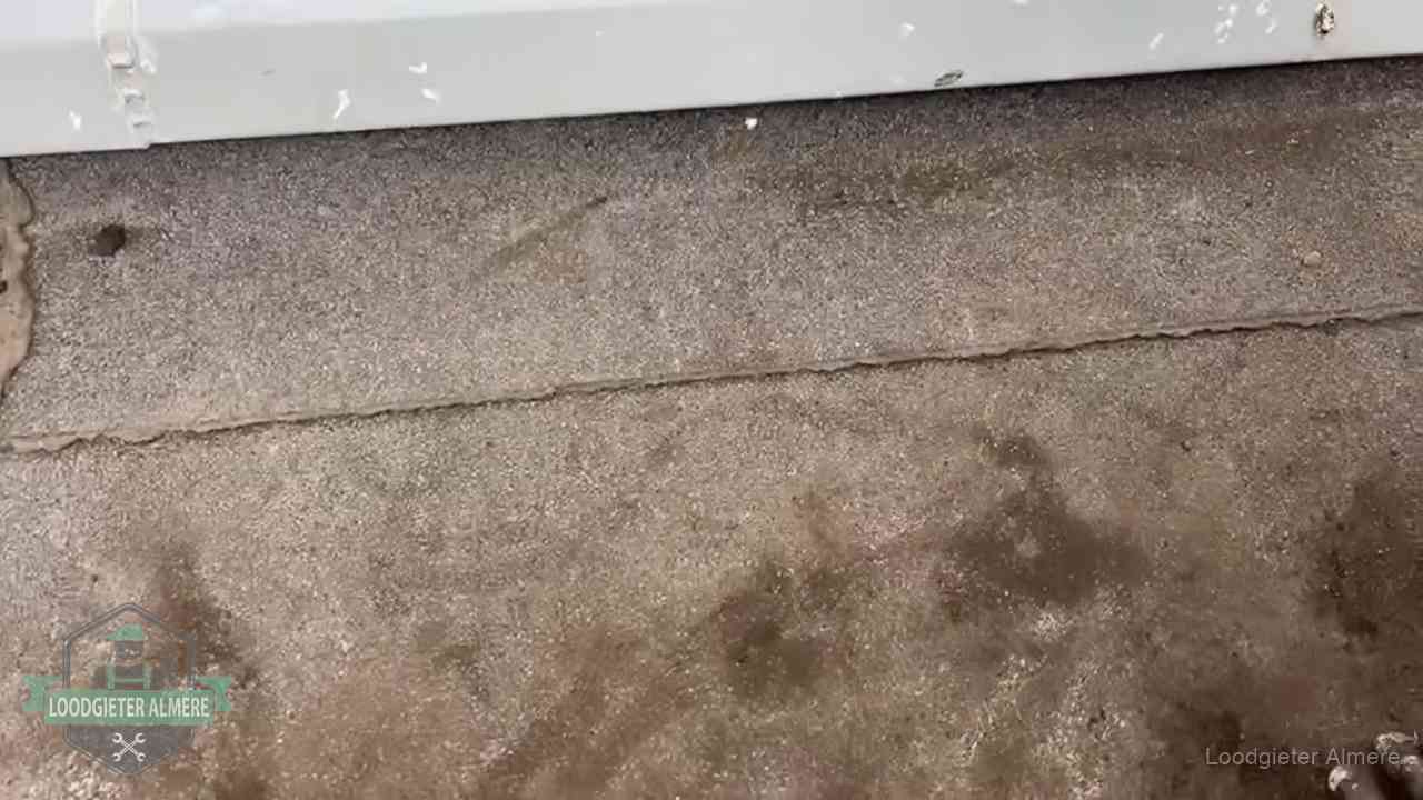 Stormschade en neerslag op daken in Almere Vochtplekken bij de naad van een plat dak na aanhoudende regen in Almere