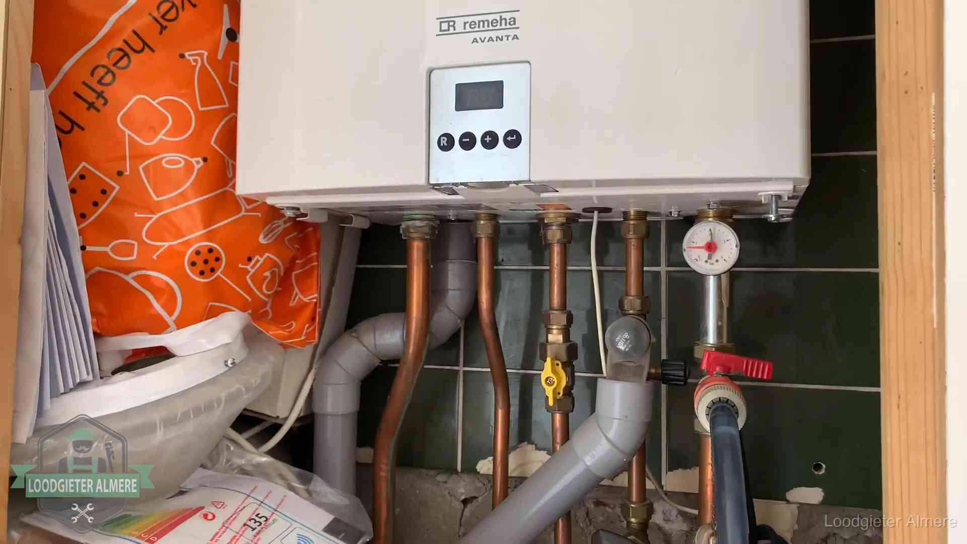 Remeha cv-ketel onderhoud in Almere Oudere Remeha cv-ketel in een ketelkast in een woning in Almere
