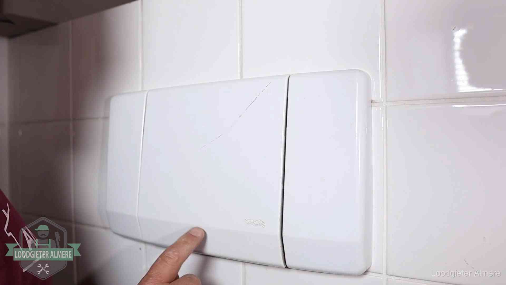 Oorzaken van een verstopte wc in Almere Bedieningspaneel van een inbouwreservoir van een hangend toilet in Almere