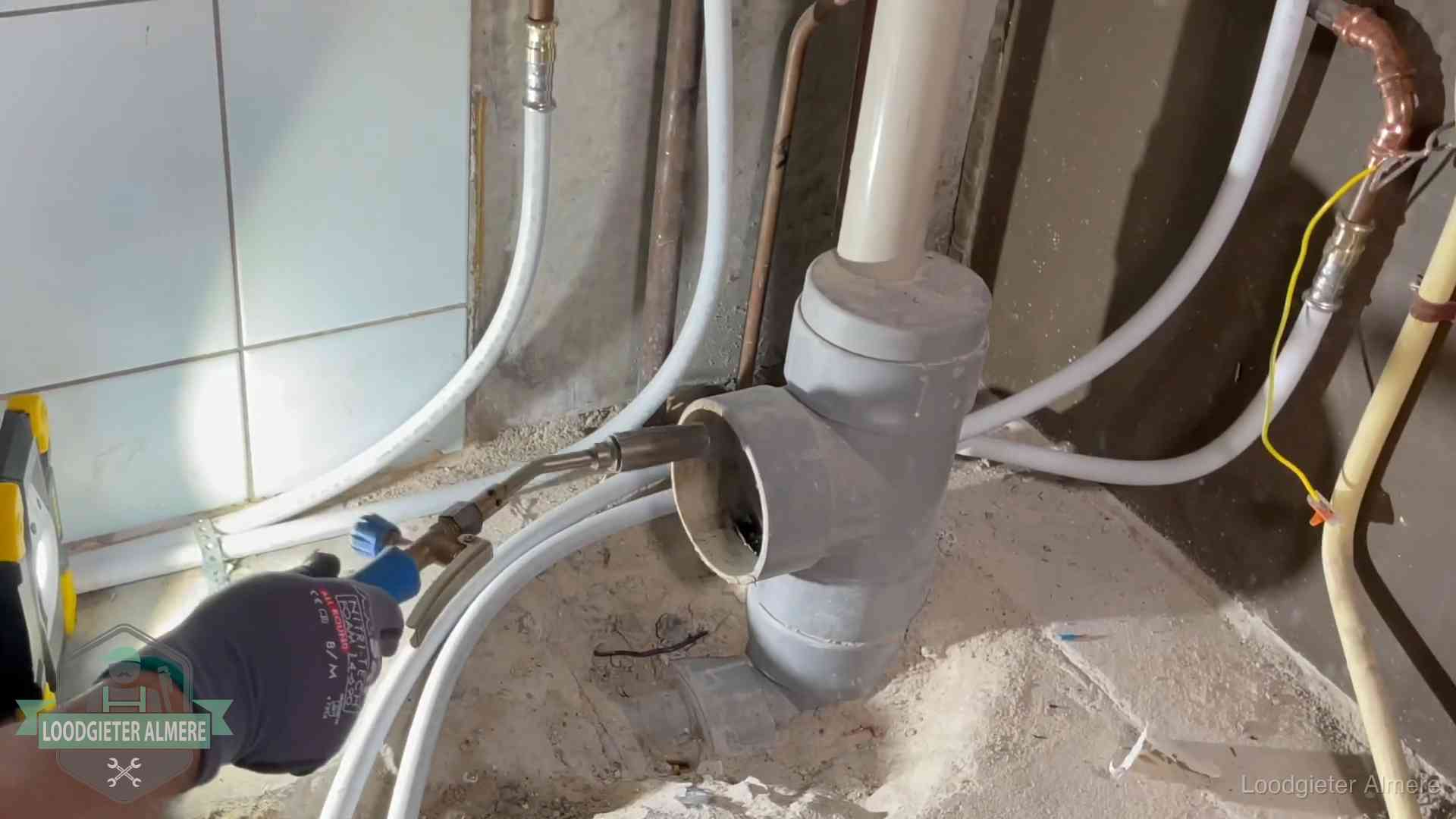 Loodgieter werkt aan leidingen bij de pvc-standleiding van een huurwoning in Almere