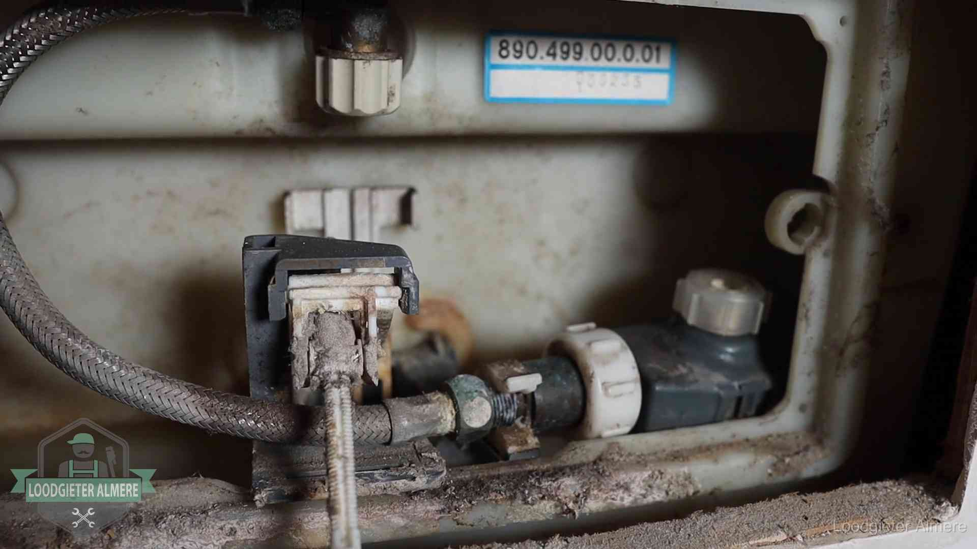 Stortbak en spoelmechanisme in Almere Verkalkt binnenwerk van een stortbak met vlotterkraan in Almere
