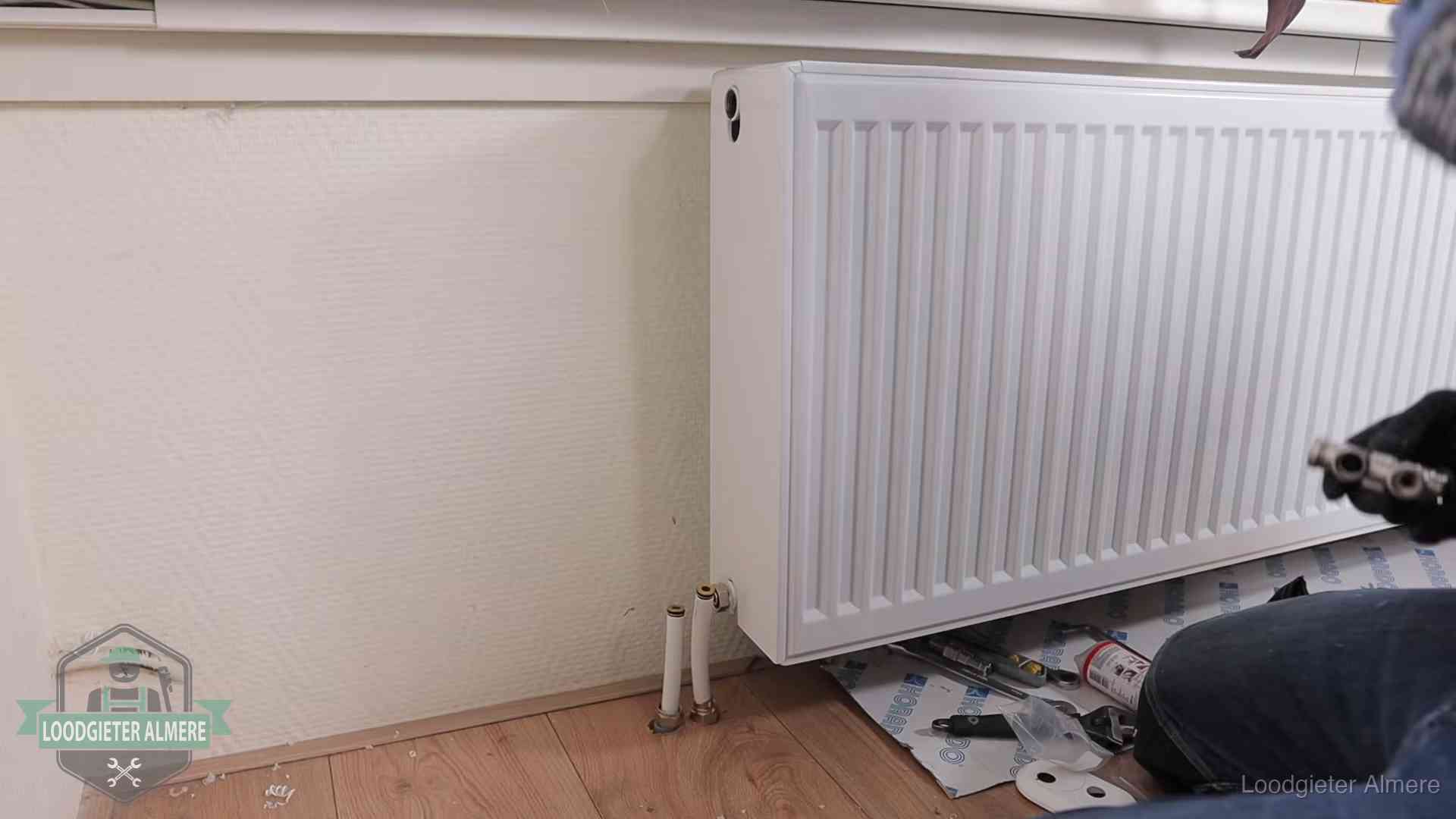 Verwarming per wijk in Almere Nieuw gemonteerde radiator in een woonkamer in Almere