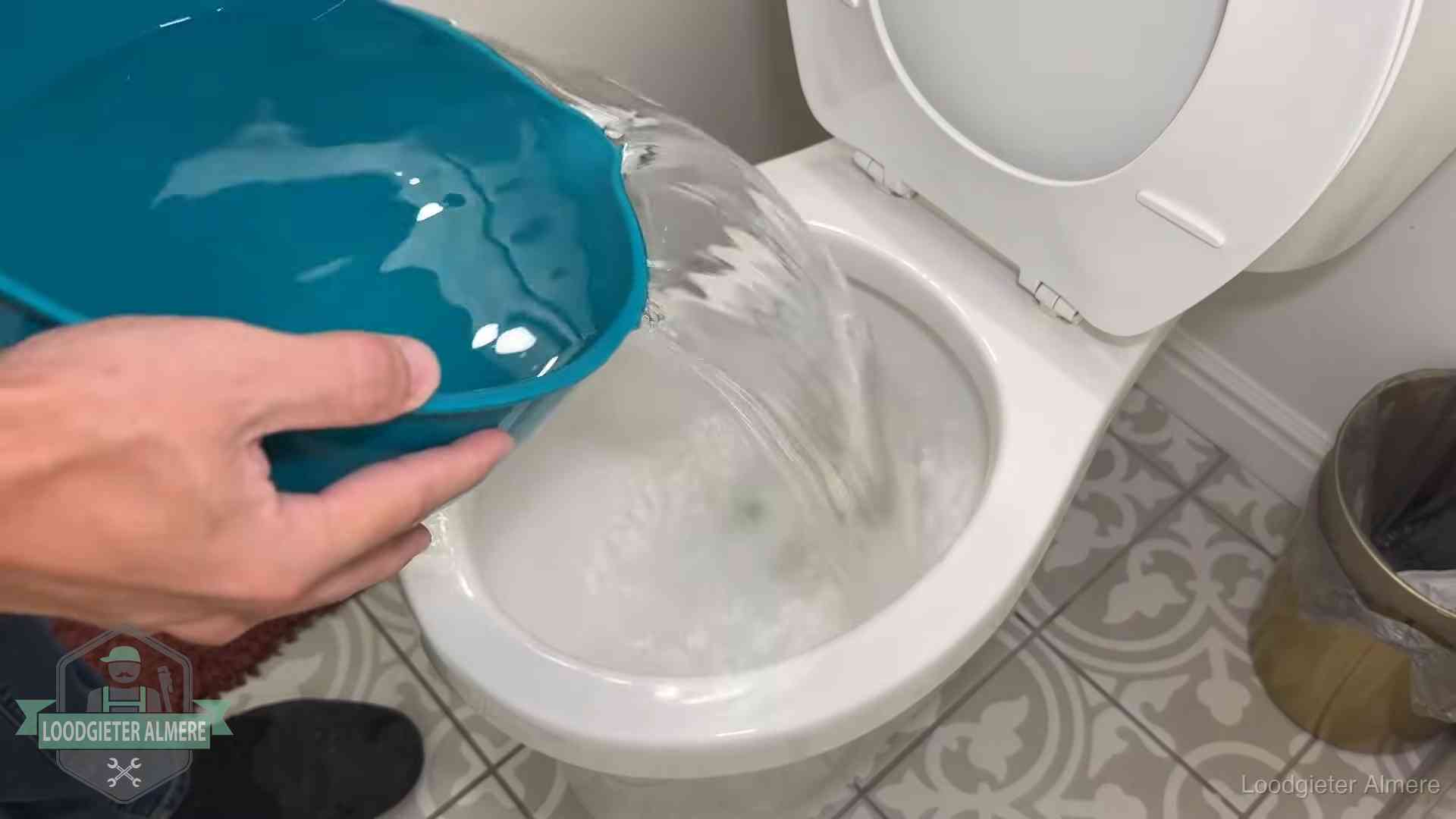 De warm-water-methode in Almere Warm water wordt voorzichtig in de wc-pot gegoten in Almere