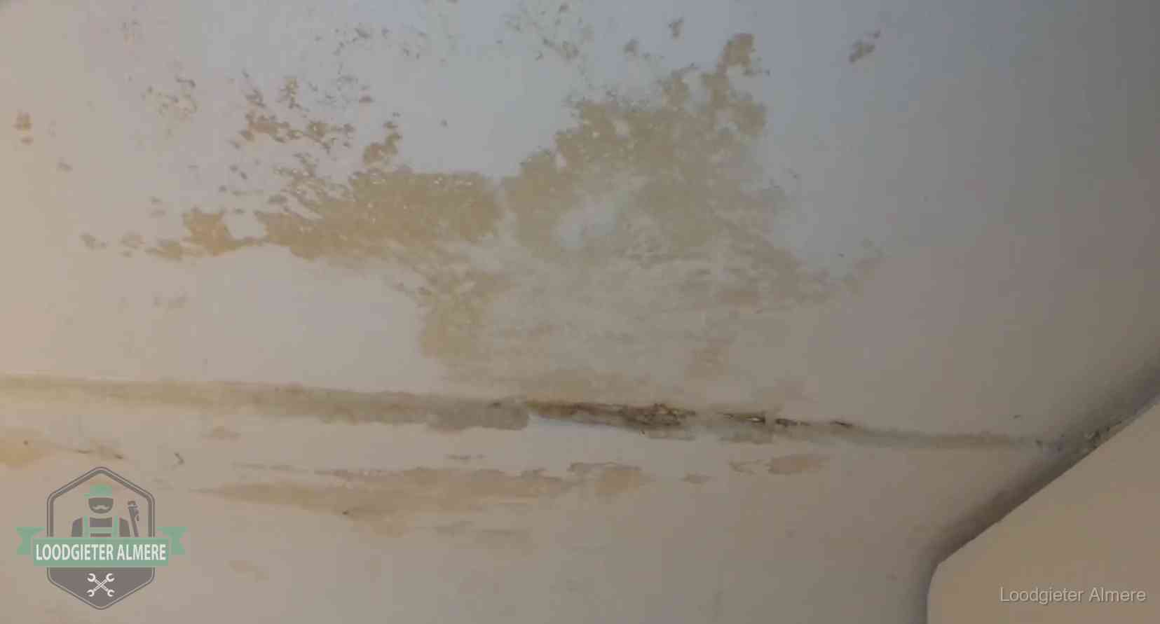 Watervlekken op een plafond in Almere, schade die je bij de verzekering meldt