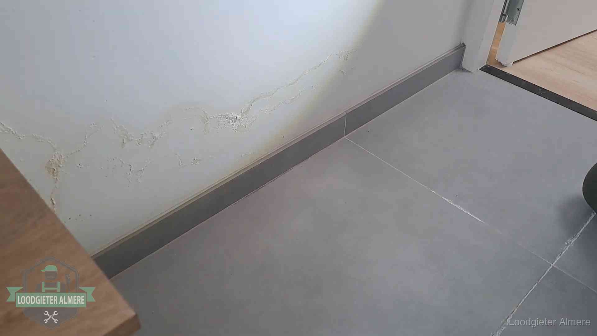 Verzekering en daklekkage in Almere Waterschade met kalkuitbloeiing op een binnenwand in Almere, vastgelegd voor de verzekering