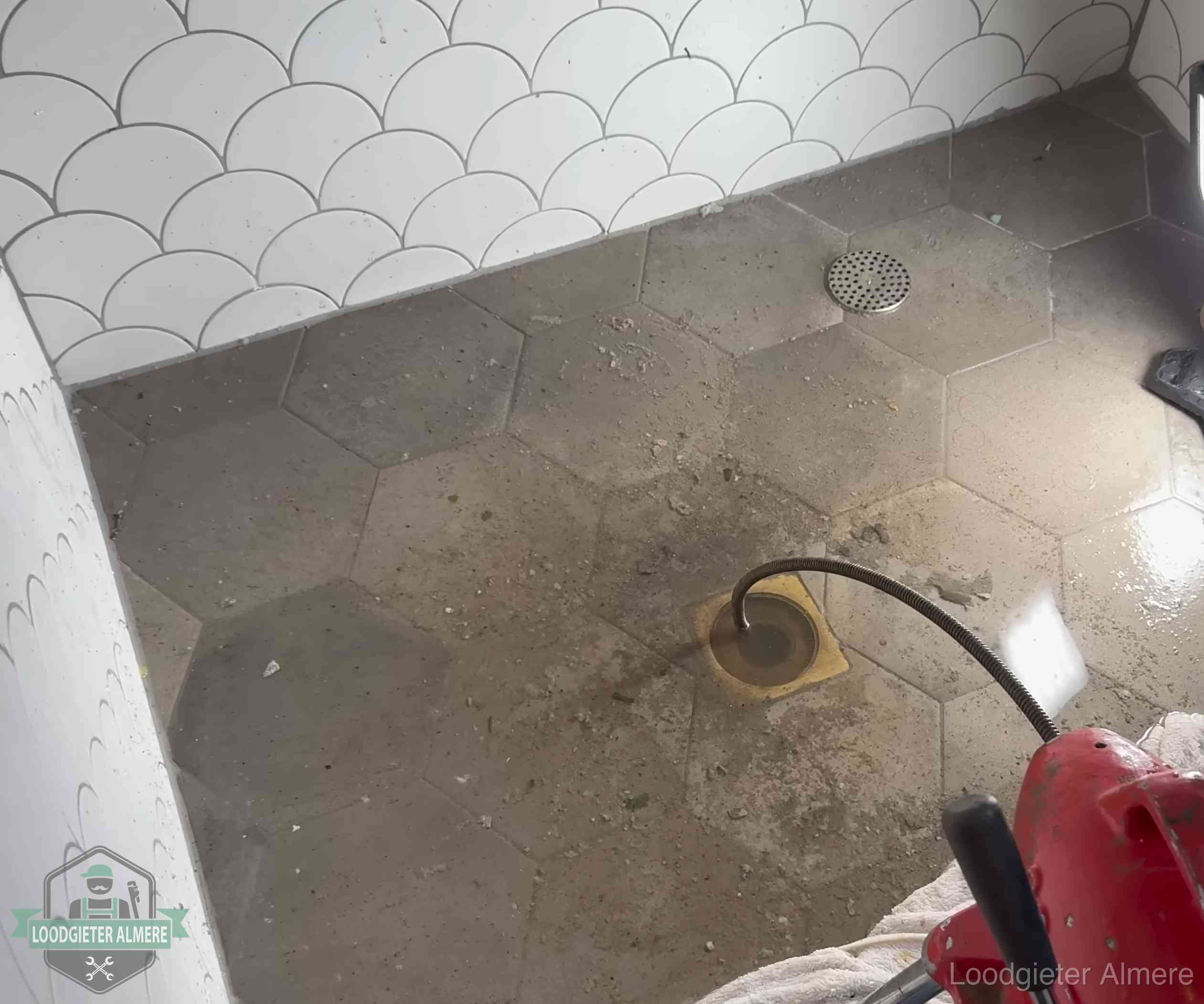 Stank uit wc of vloerput in Almere Vloerput met waterslot in een badkamer in Almere, een bron van stank als het waterslot droogstaat