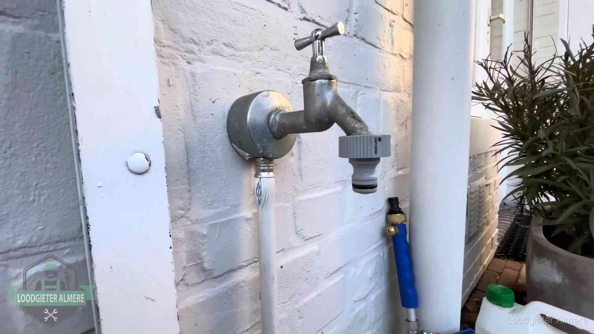 Buitenkraan met slangaansluiting bij een woning in Almere, sluipverbruik zie je terug op de waterrekening