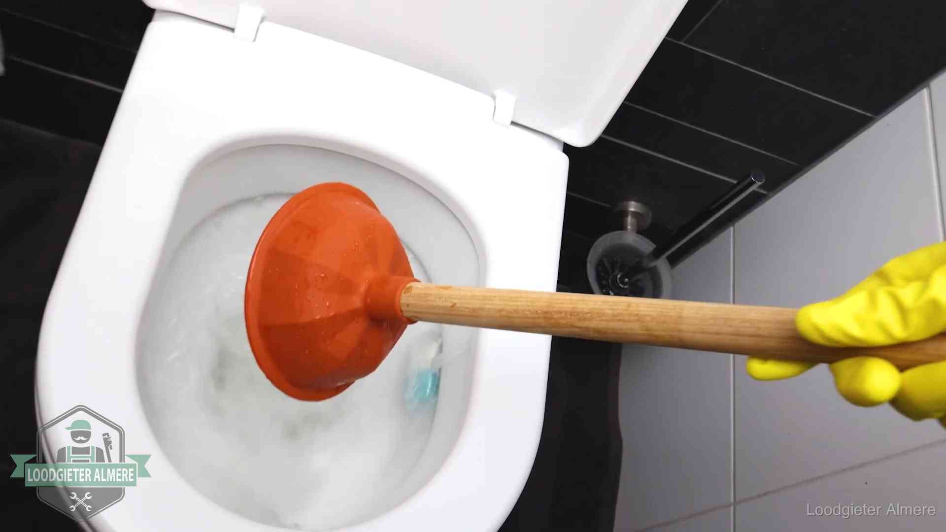 Wc ontstoppen met de plopper in Almere Plopper wordt in de wc-pot gedrukt bij het ontstoppen van een toilet in Almere