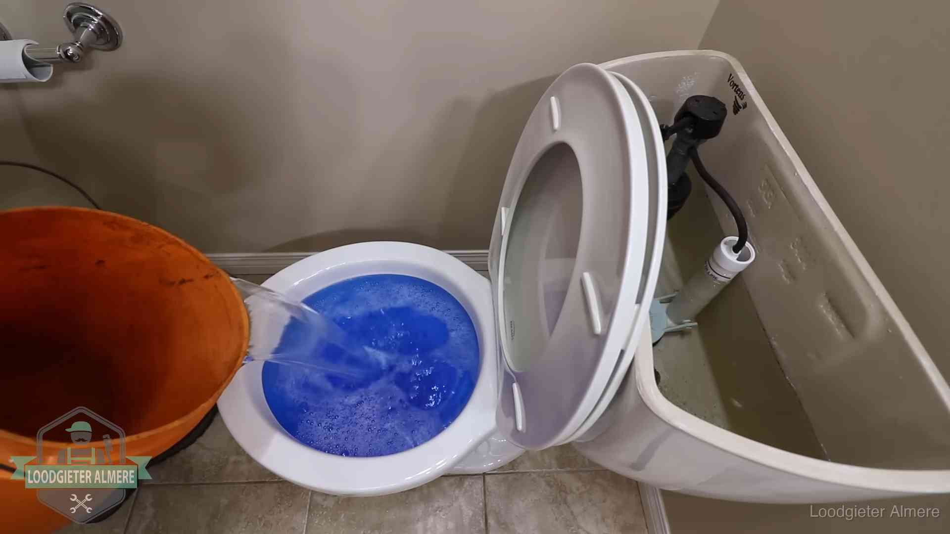 Water komt omhoog in de wc in Almere Water bij de wc-pot wordt met een emmer weggewerkt om schade te beperken in Almere
