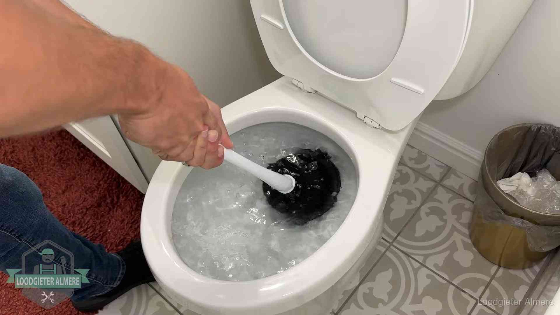 Zelf je wc ontstoppen in Almere Zelf de wc ontstoppen met een plopper in Almere, het water kolkt in de pot