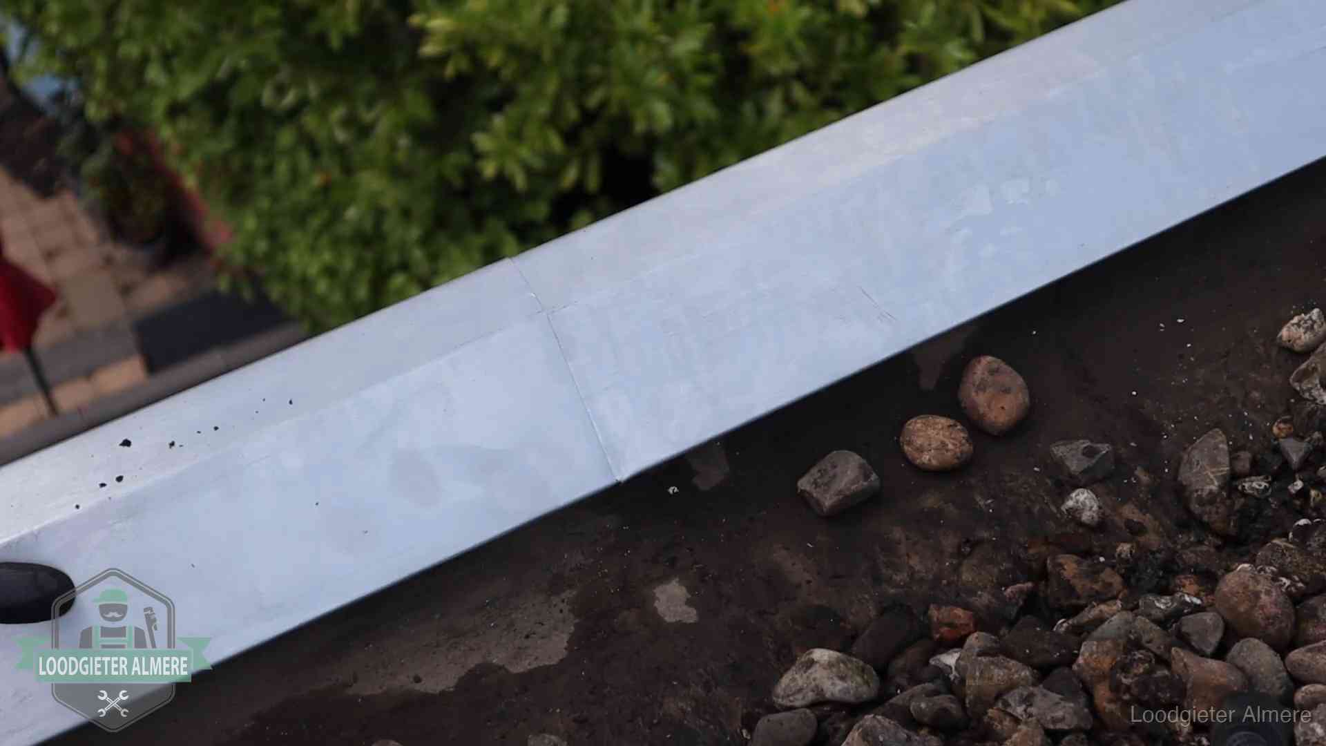 Garantie op dakwerk in Almere Strak gesoldeerd naaddetail in een zinken daktrim op een dak in Almere